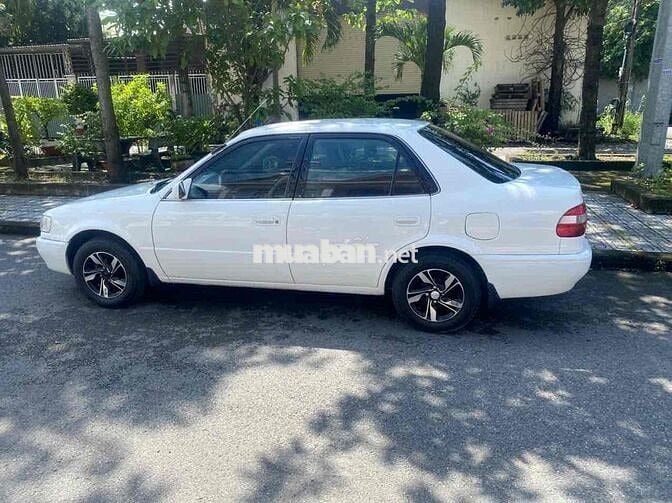 Toyota Corolla 1.6 Trắng 5 chỗ
