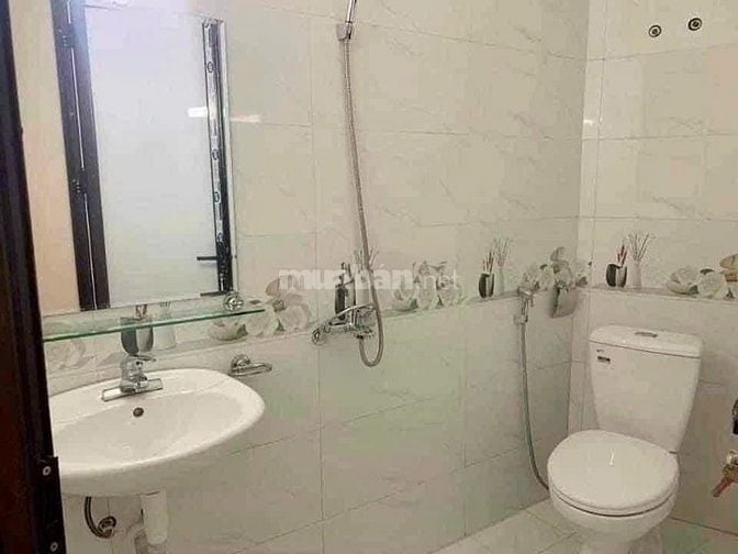 Cho thuê nhà ngõ phố Đội Cấn gần Văn Cao - Liễu Giai 