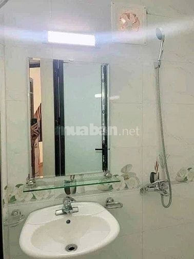 Cho thuê nhà ngõ phố Đội Cấn gần Văn Cao - Liễu Giai 