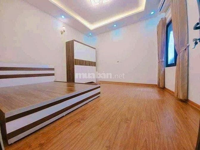 Cho thuê nhà ngõ phố Đội Cấn gần Văn Cao - Liễu Giai 