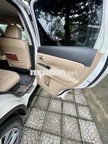 Mitsubishi Outlander 2.0 Premium Trắng zin nguyên