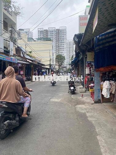 Chủ kẹt bán gấp MTKD Trịnh Đình Trọng. Dt 4.4m x 12m. Nhà trệt, lửng.