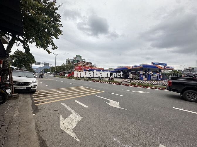 Vị trí tốt, tiềm năng kinh doanh lớnGÓC TÔN ĐỨC THẮNG & HOÀNG VĂN THÁI