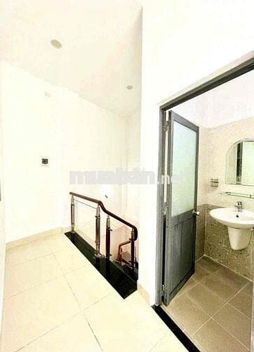 nhà 1 trệt 1 lầu tôi bán gấp về quê cứu lũ gia đình