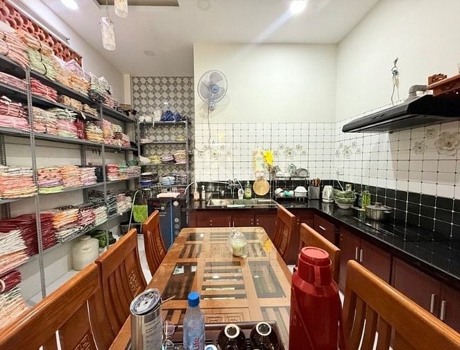 Vừa ở vừa kinh doanh, nhà 3 tầng, hẻm xe tải, gần cầu Nguyễn Khoái