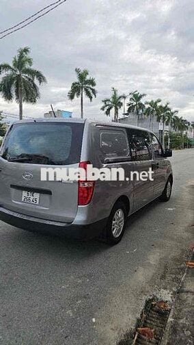 Hyundai Grand Starex 2017 Van 2.5 MT - 100000 km