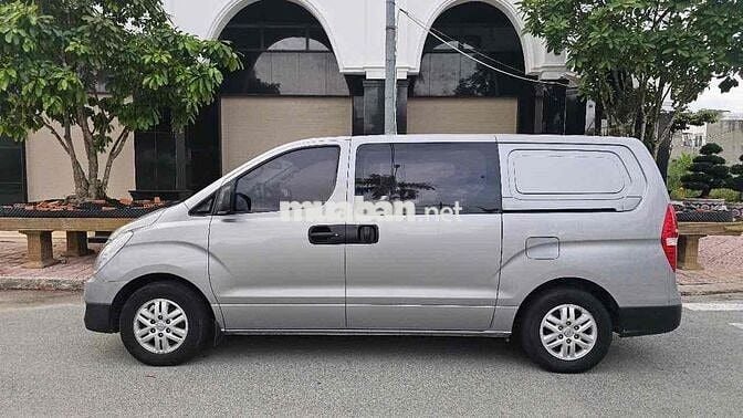 Hyundai Grand Starex 2017 Van 2.5 MT - 100000 km