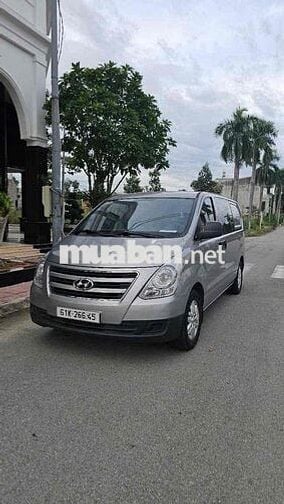 Hyundai Grand Starex 2017 Van 2.5 MT - 100000 km