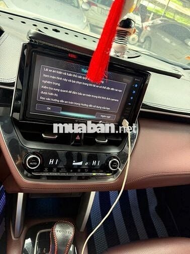 Toyota Corolla Cross 2020 1.8V màu bạc, chuẩn hãng