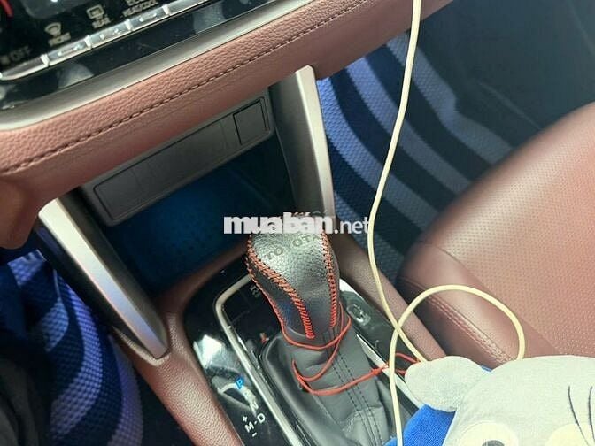 Toyota Corolla Cross 2020 1.8V màu bạc, chuẩn hãng