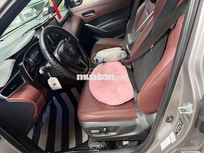 Toyota Corolla Cross 2020 1.8V màu bạc, chuẩn hãng