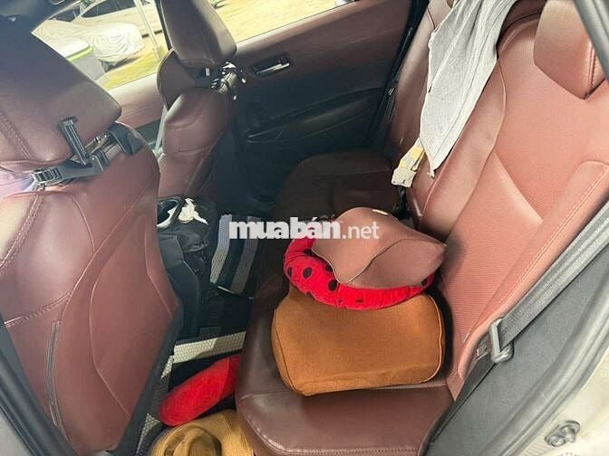 Toyota Corolla Cross 2020 1.8V màu bạc, chuẩn hãng