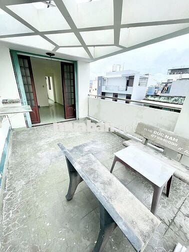 chính chủ cho thuê phòng đẹp, có sân ban công siêu rộng, NVS riêng