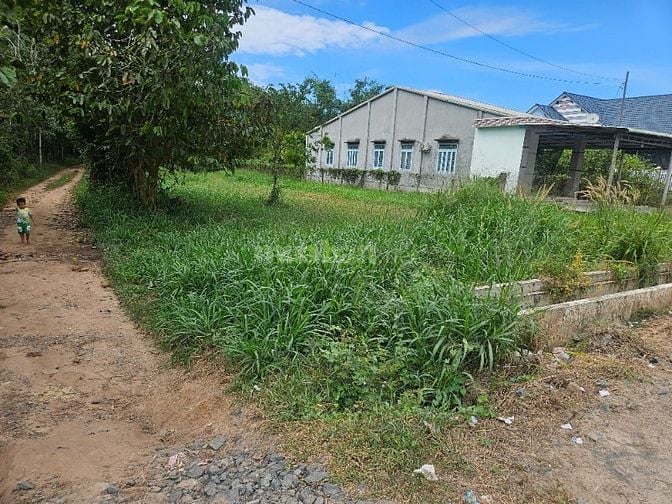 Bán lô đất 2 mặt tiền đường giá 230tr/1m ngang