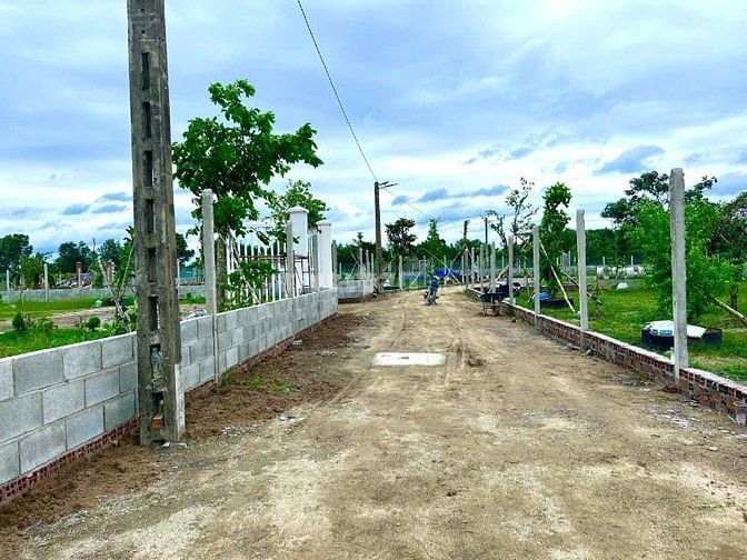 Bán đất vườn thổ 1600m có 200m thổ cư P Gò Dầu đất vuông vức 2tr/m2