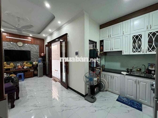 Bán nhà Nguyễn Văn Linh ngõ nông ô tô đỗ cổng 31m2 x4mx 5 tầng giá nhỉ