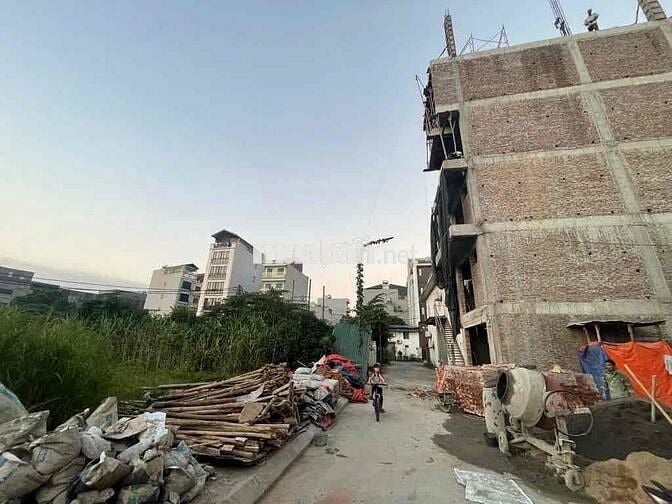 BÁN ĐẤT PHÂN LÔ ĐẤU GIÁ KIM CHUNG 63 m2  . VUÔNG VẮN . Ô TÔ TRÁNH