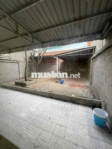 Cho thuê nhà Tân Hiệp sân rộng, 3 phòng ngủ