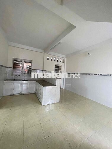 Cho thuê nhà Tân Hiệp sân rộng, 3 phòng ngủ