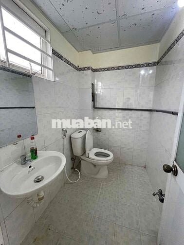 Cho thuê nhà Tân Hiệp sân rộng, 3 phòng ngủ