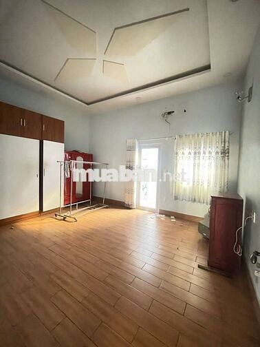 Nhà mặt tiền âp đông ,cách ng ảnh thủ 100m ng tư nước đaơ , dt rông