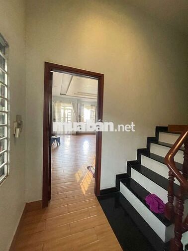 Nhà mặt tiền âp đông ,cách ng ảnh thủ 100m ng tư nước đaơ , dt rông