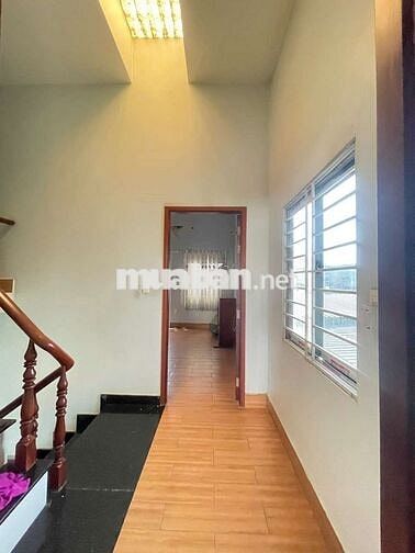 Nhà mặt tiền âp đông ,cách ng ảnh thủ 100m ng tư nước đaơ , dt rông