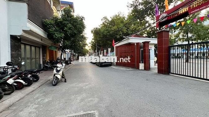 Chính chủ bán nhanh lô đất cực đẹp tại Ngọc Thụy
DT 50m² – Giá 12.5 tỷ