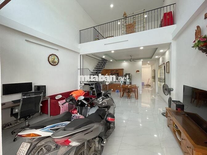 NHÀ ĐẸP 1T1L, FULL NỘI THẤT, CÓ SÂN ĐẬU OTO - VIEW HỒ MÁT MẺ, AN NINH