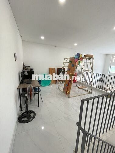 NHÀ ĐẸP 1T1L, FULL NỘI THẤT, CÓ SÂN ĐẬU OTO - VIEW HỒ MÁT MẺ, AN NINH