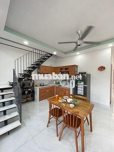 NHÀ ĐẸP 1T1L, FULL NỘI THẤT, CÓ SÂN ĐẬU OTO - VIEW HỒ MÁT MẺ, AN NINH