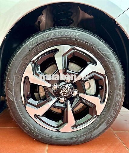 Toyota Vios 2025 E CVT - 5000 km - Zin 100%