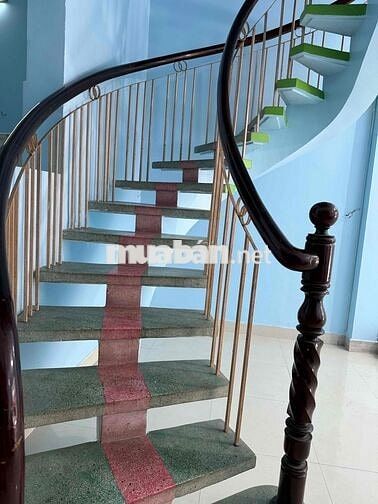 cho thuê căn nhà ngay đường lớn.làm công ty văn phong