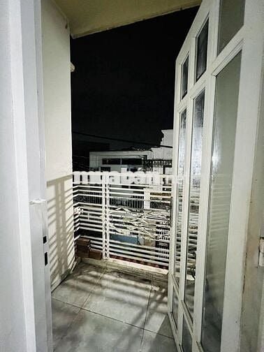 PHÒNG TRỌ BAN CÔNG LẦU 1 THOÁNG MÁT GẦN CVPM QUANG TRUNG