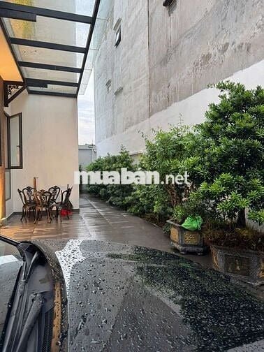 Biệt Thự Có Bể Bơi - 3 Tầng - Cần Bán Nhanh Để Chuyển Công Tác