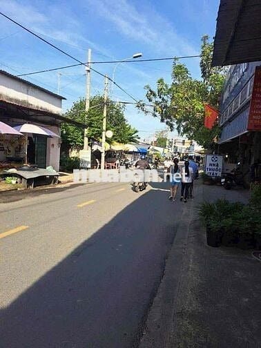 chu cần bán nhà nát mặt tiền thương mãi gần chơ trung chanh