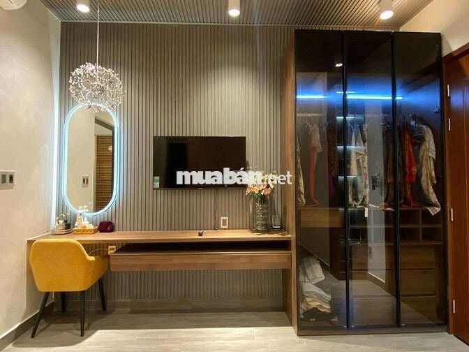 Biệt Thự Có Bể Bơi - 3 Tầng - Cần Bán Nhanh Để Chuyển Công Tác