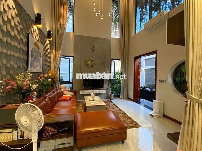 Biệt Thự Có Bể Bơi - 3 Tầng - Cần Bán Nhanh Để Chuyển Công Tác