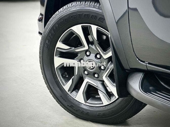 Toyota Fortuner 2025 Legender Dầu 16.000 km Đen