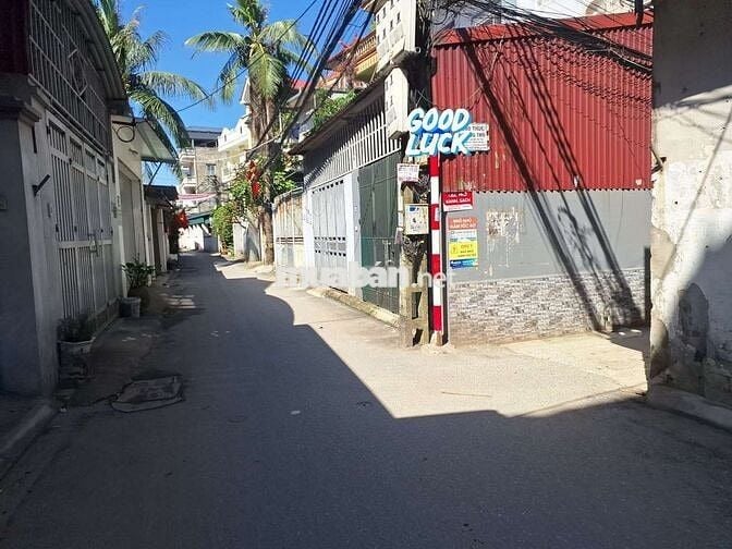 Việt Hưng- Nhà dân xây 3 tầng chắc chắn- ngõ nông