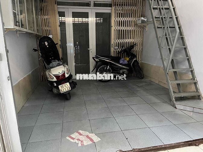 Thuê tầng trệt trong nhà nguyên căn (trên lầu có lối đi riêng biệt)