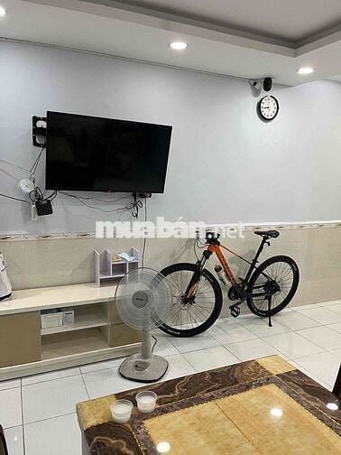 Thuê tầng trệt trong nhà nguyên căn (trên lầu có lối đi riêng biệt)