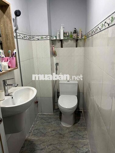 Thuê tầng trệt trong nhà nguyên căn (trên lầu có lối đi riêng biệt)