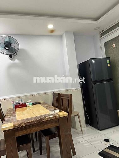 Thuê tầng trệt trong nhà nguyên căn (trên lầu có lối đi riêng biệt)