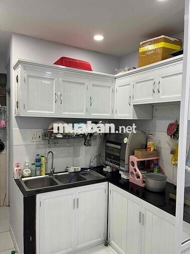 Thuê tầng trệt trong nhà nguyên căn (trên lầu có lối đi riêng biệt)