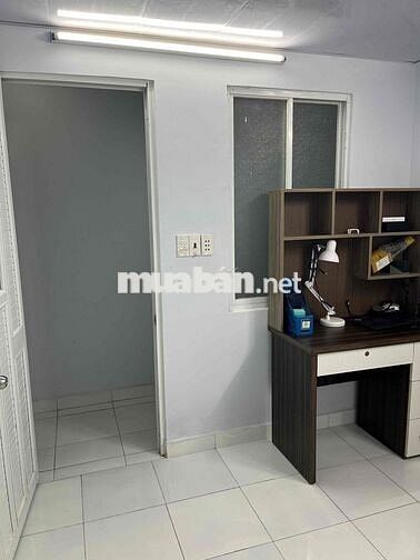 Thuê tầng trệt trong nhà nguyên căn (trên lầu có lối đi riêng biệt)