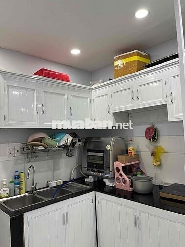 Thuê tầng trệt trong nhà nguyên căn (trên lầu có lối đi riêng biệt)