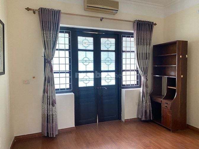 Cho thuê căn hộ liền kề 270 m2 làm VP hoặc để ở phố Ngọc Lâm, LB, HN