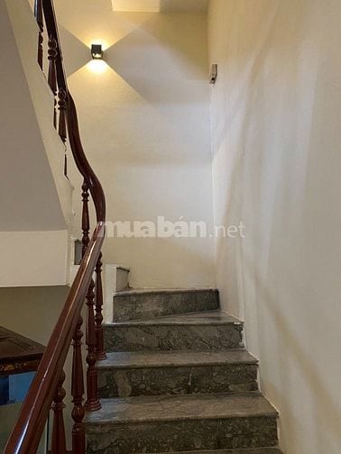 Cho thuê căn hộ liền kề 270 m2 làm VP hoặc để ở phố Ngọc Lâm, LB, HN