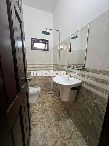 Nhà Sạch Sẻ DT 5x15 1Trệt 2Lầu 7Pn 4Wc Sân Rộng Đậu Xe Ngã Tư Ga Q12